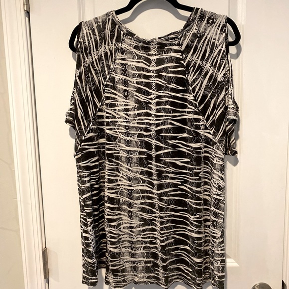 Apt. 9 Zebra Print Cold Shoulder Top Blouse Shirt 2X - Picture 3 of 3